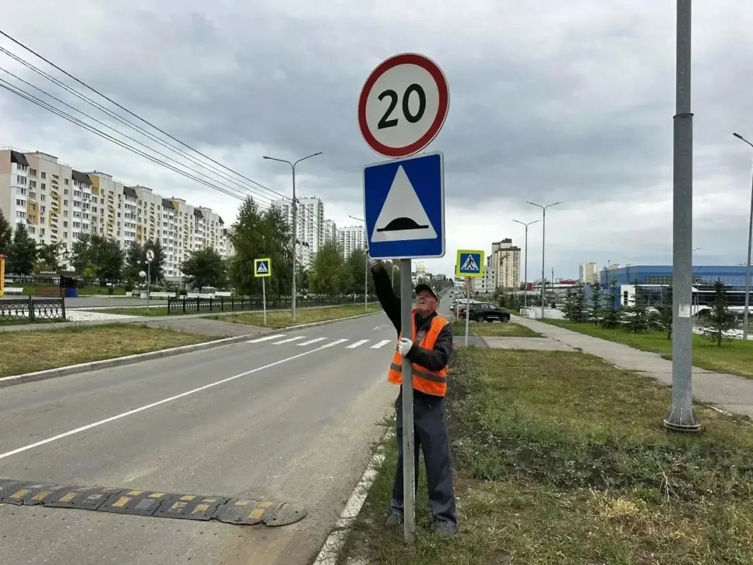 Уборка города. Коммунальные службы осуществляют уборку дорог и тротуаров, мойку и ремонт остановочных павильонов, уход за зелеными зонами, подбор мусора, а также ремонт дорожных знаков и ограждений Уборка города. Коммунальные службы осуществляют уборку дорог и тротуаров, мойку и ремонт остановочных павильонов, уход за зелеными зонами, подбор мусора, а также ремонт дорожных знаков и ограждений