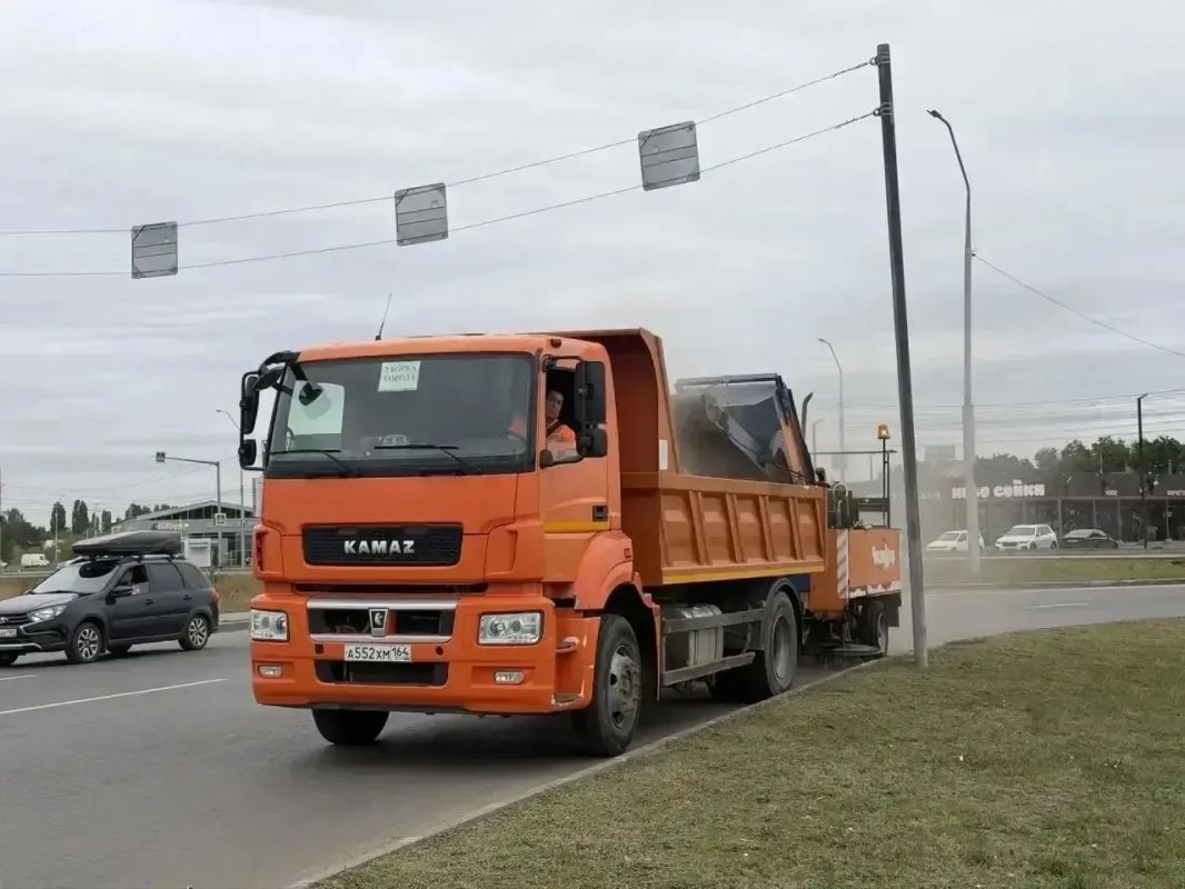 Уборка города. Коммунальные службы осуществляют уборку дорог и тротуаров, мойку и ремонт остановочных павильонов, уход за зелеными зонами, подбор мусора, а также ремонт дорожных знаков и ограждений Уборка города. Коммунальные службы осуществляют уборку дорог и тротуаров, мойку и ремонт остановочных павильонов, уход за зелеными зонами, подбор мусора, а также ремонт дорожных знаков и ограждений