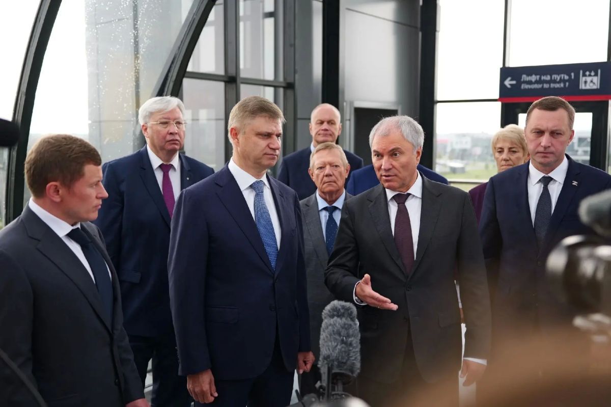 Ряд уже завершенных объектов, а также созданную в рамках реконструкции железнодорожного вокзала в Саратове современную инфраструктуру осмотрели сегодня председатель Государственной Думы РФ Вячеслав Володин и генеральный... Ряд уже завершенных объектов, а также созданную в рамках реконструкции железнодорожного вокзала в Саратове современную инфраструктуру осмотрели сегодня председатель Государственной Думы РФ Вячеслав Володин и генеральный...