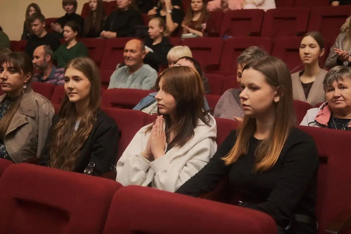 В Вольском драматическом театре состоялась театрализованная читка пьесы Анны Бессчастновой «Три письма» В Вольском драматическом театре состоялась театрализованная читка пьесы Анны Бессчастновой «Три письма»