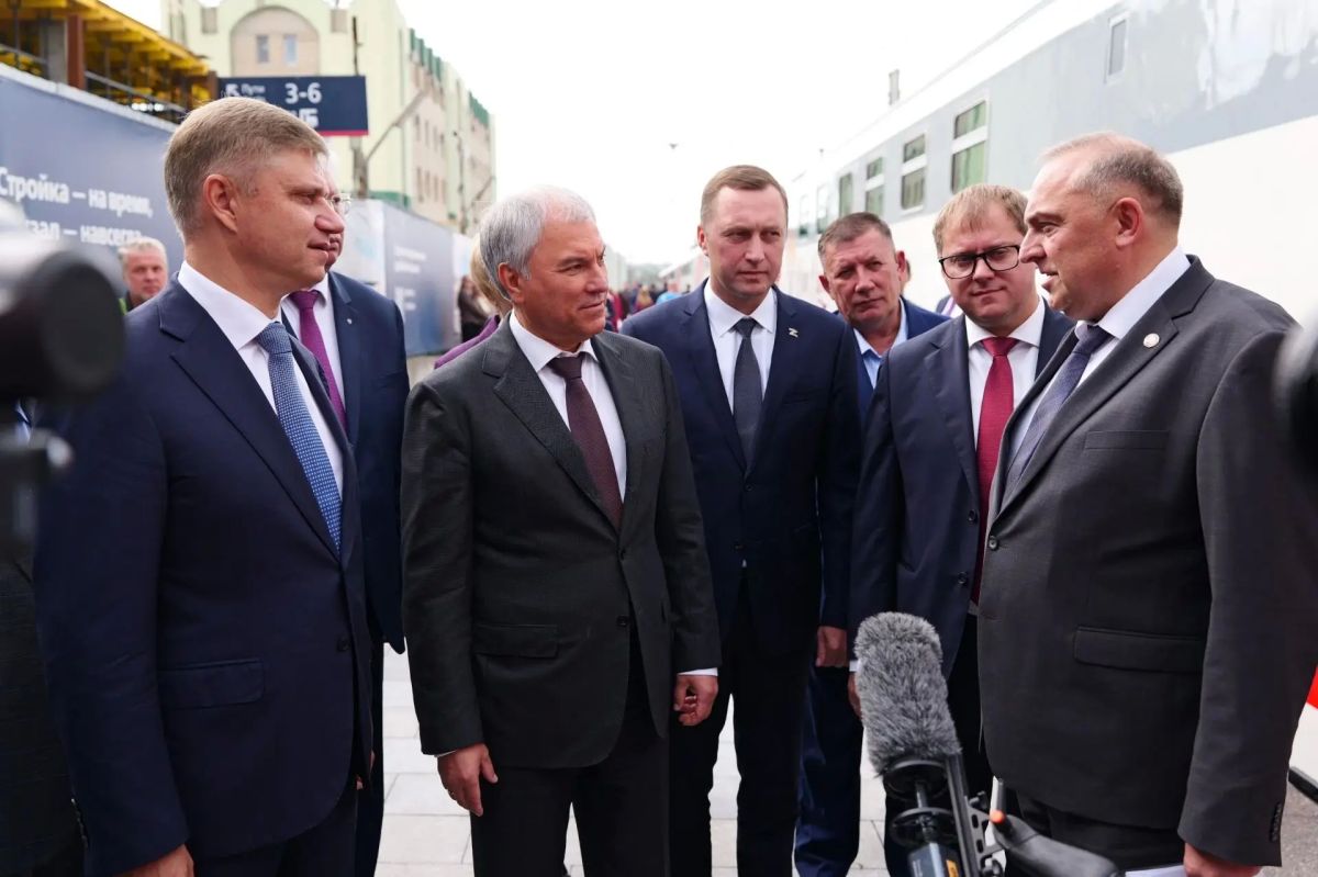 Ряд уже завершенных объектов, а также созданную в рамках реконструкции железнодорожного вокзала в Саратове современную инфраструктуру осмотрели сегодня председатель Государственной Думы РФ Вячеслав Володин и генеральный... Ряд уже завершенных объектов, а также созданную в рамках реконструкции железнодорожного вокзала в Саратове современную инфраструктуру осмотрели сегодня председатель Государственной Думы РФ Вячеслав Володин и генеральный...
