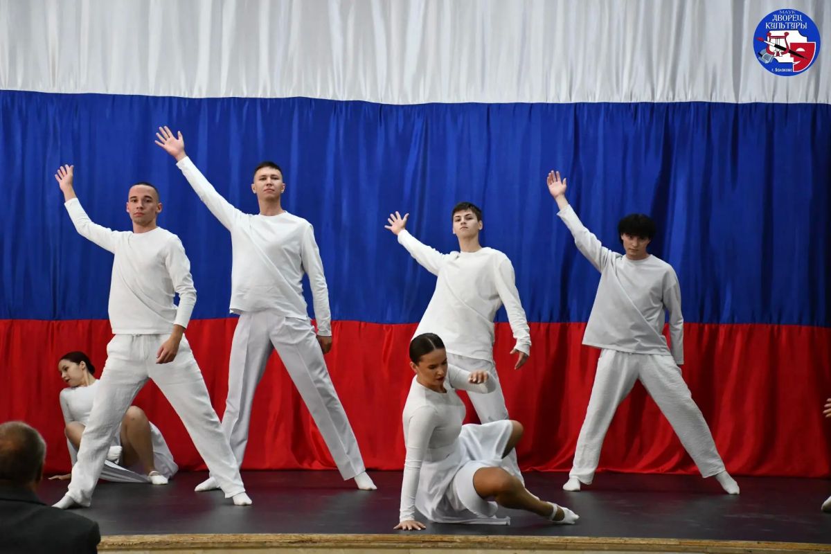 Сегодня в малом зале Дворца культуры прошла концертная программа «Россия – это МЫ» Сегодня в малом зале Дворца культуры прошла концертная программа «Россия – это МЫ»
