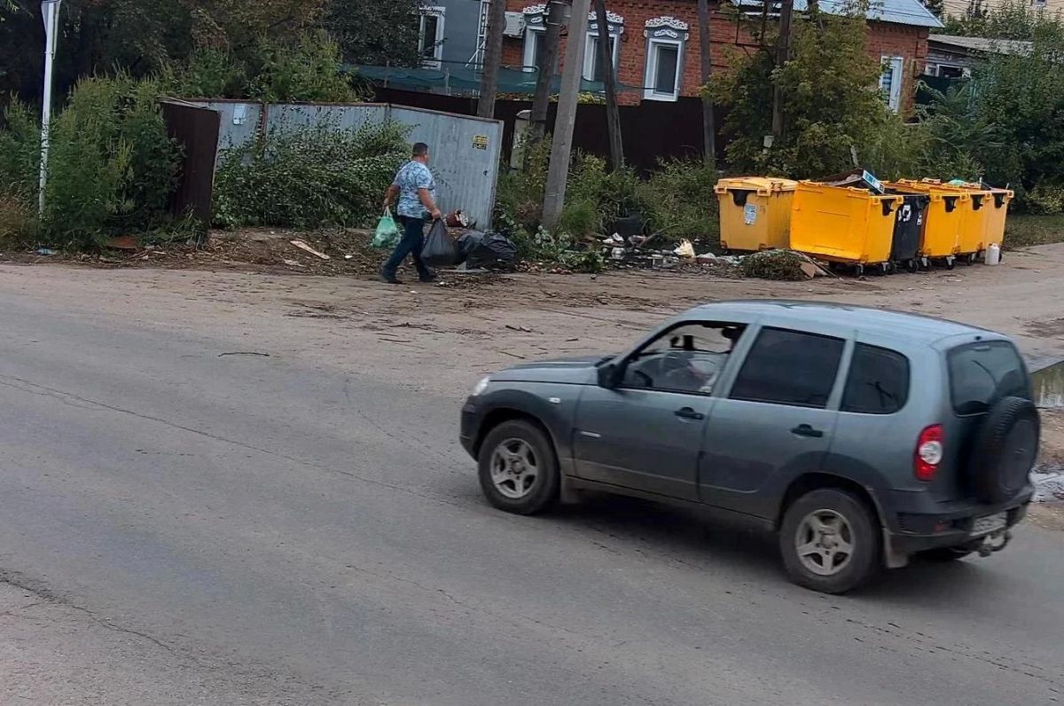 В Энгельсе составлено 19 протоколов за выброс мусора мимо контейнера В Энгельсе составлено 19 протоколов за выброс мусора мимо контейнера