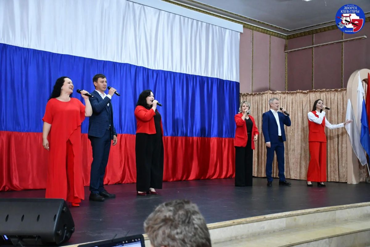 Сегодня в малом зале Дворца культуры прошла концертная программа «Россия – это МЫ» Сегодня в малом зале Дворца культуры прошла концертная программа «Россия – это МЫ»