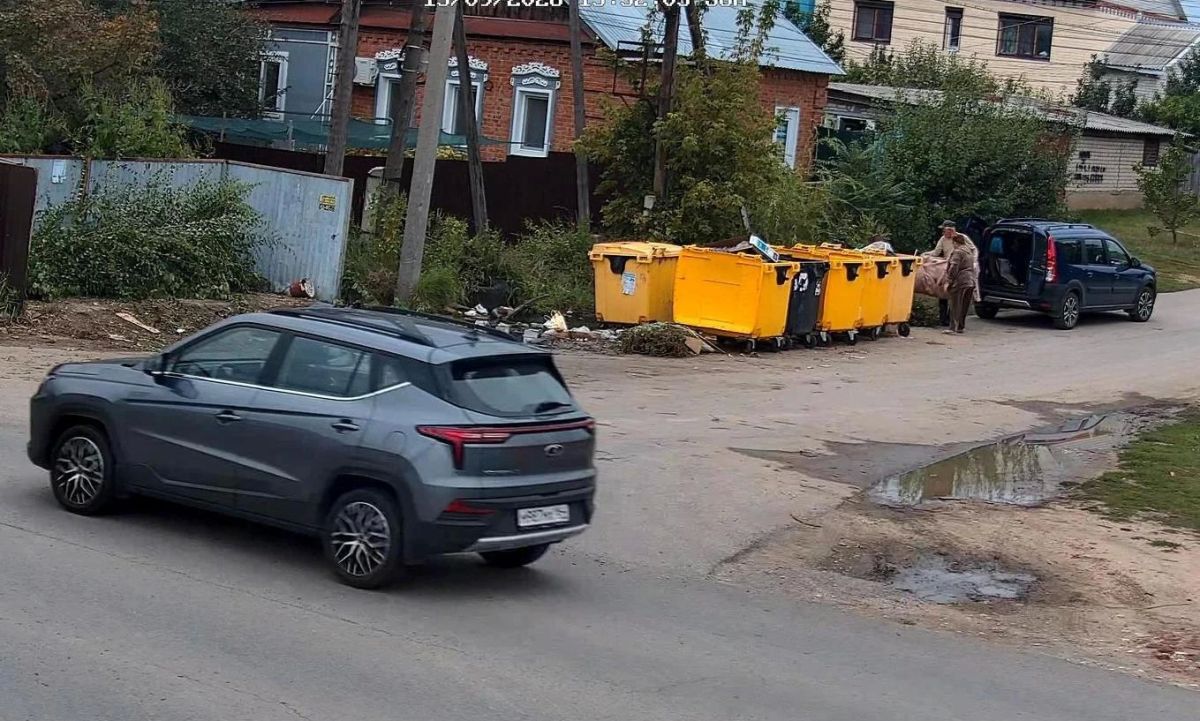 В Энгельсе составлено 19 протоколов за выброс мусора мимо контейнера В Энгельсе составлено 19 протоколов за выброс мусора мимо контейнера