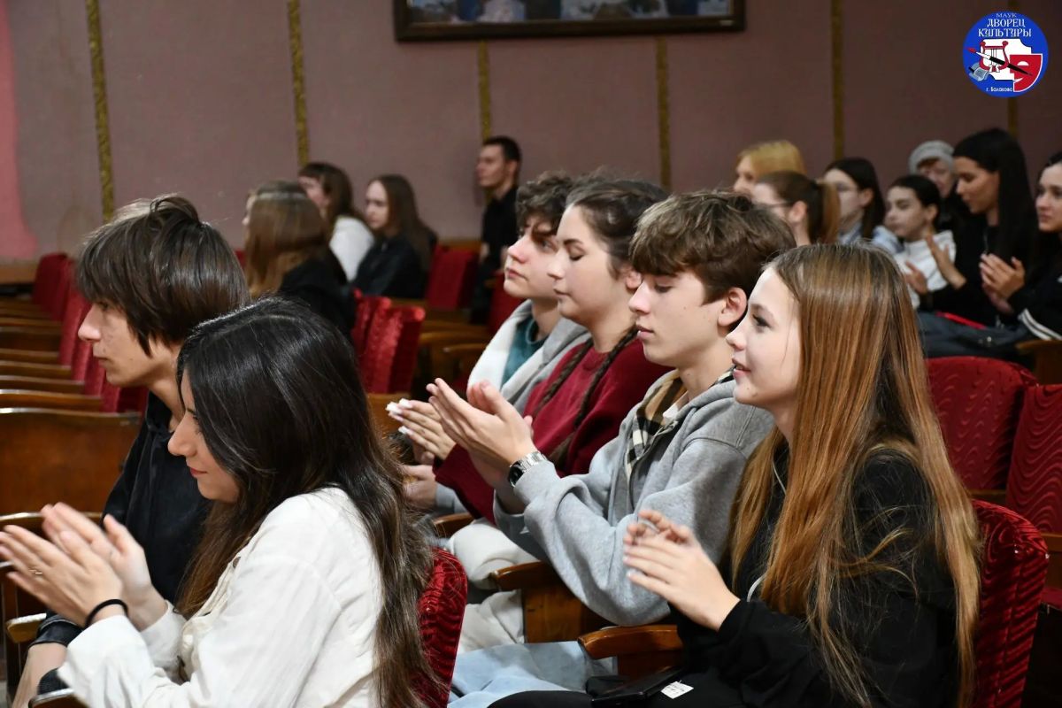 Сегодня в малом зале Дворца культуры прошла концертная программа «Россия – это МЫ» Сегодня в малом зале Дворца культуры прошла концертная программа «Россия – это МЫ»
