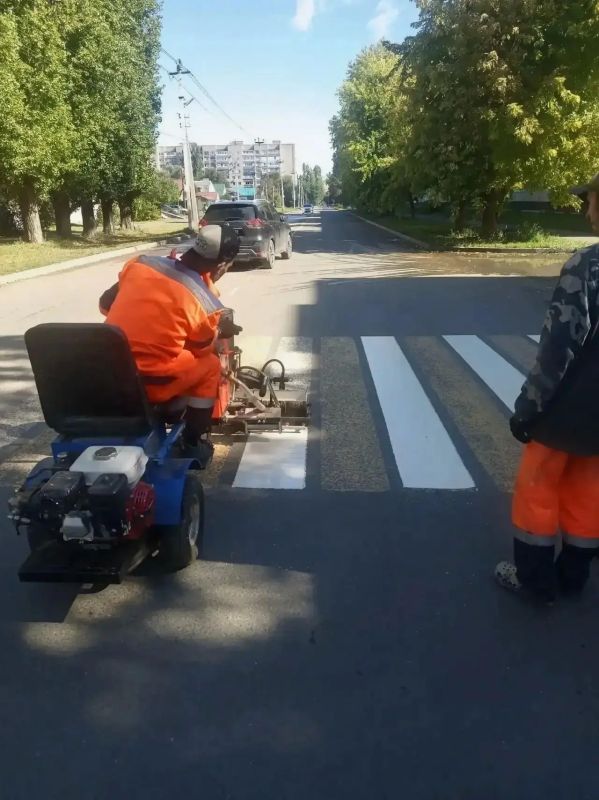 В Балаково дорожники приступили к нанесению пешеходных разметок с использованием термопластика В Балаково дорожники приступили к нанесению пешеходных разметок с использованием термопластика