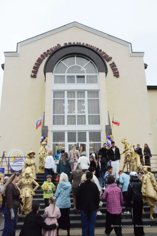 Десять лет «Театрального Прихопёрья»: в Балашове открылся юбилейный фестиваль с гостями из 10 регионов Десять лет «Театрального Прихопёрья»: в Балашове открылся юбилейный фестиваль с гостями из 10 регионов
