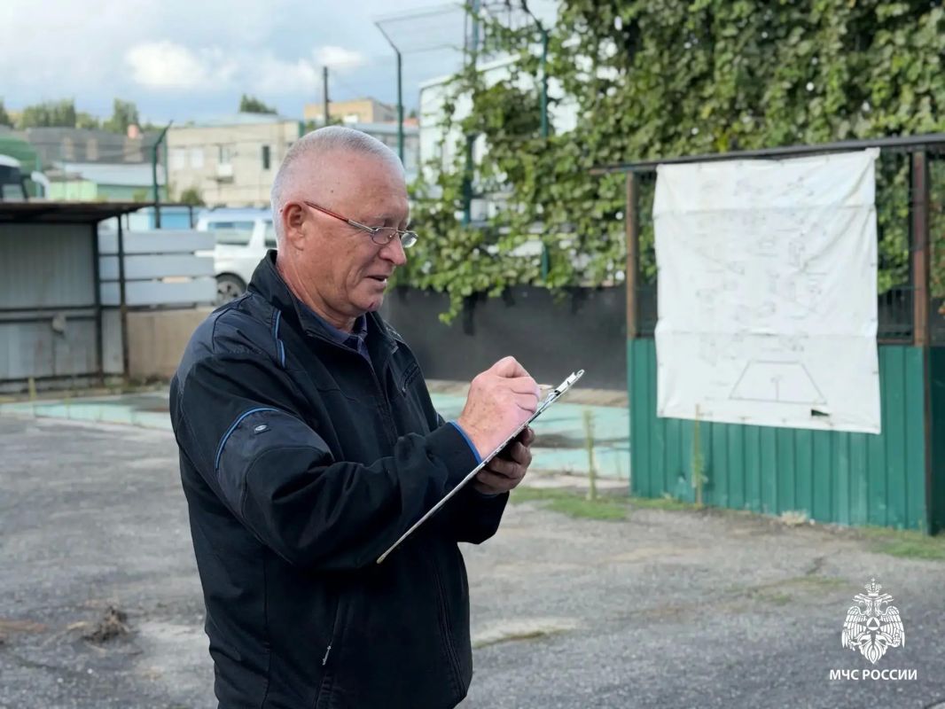 В "городки". В течение трёх дней на стадионе «Локомотив» проходил турнир по городошному спорту среди сотрудников Главного управления МЧС России по Саратовской области В "городки". В течение трёх дней на стадионе «Локомотив» проходил турнир по городошному спорту среди сотрудников Главного управления МЧС России по Саратовской области