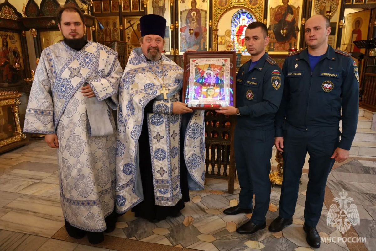 В этот же день в Саратове протоиерей храма в честь иконы Божией Матери «Утоли Моя Печали» Сергий Ксенофонтов встретился с сотрудниками 1 пожарно-спасательной части В этот же день в Саратове протоиерей храма в честь иконы Божией Матери «Утоли Моя Печали» Сергий Ксенофонтов встретился с сотрудниками 1 пожарно-спасательной части