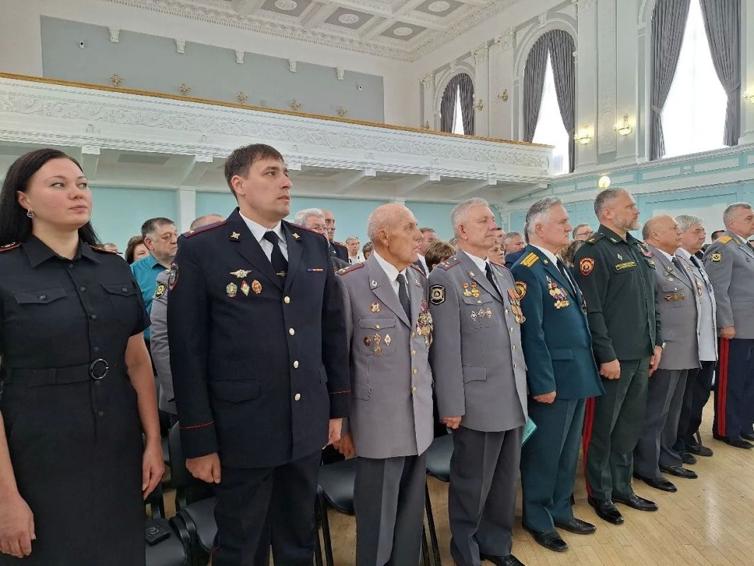 В Саратове встречали делегацию из 80 ветеранов ОВД Свердловской области В Саратове встречали делегацию из 80 ветеранов ОВД Свердловской области