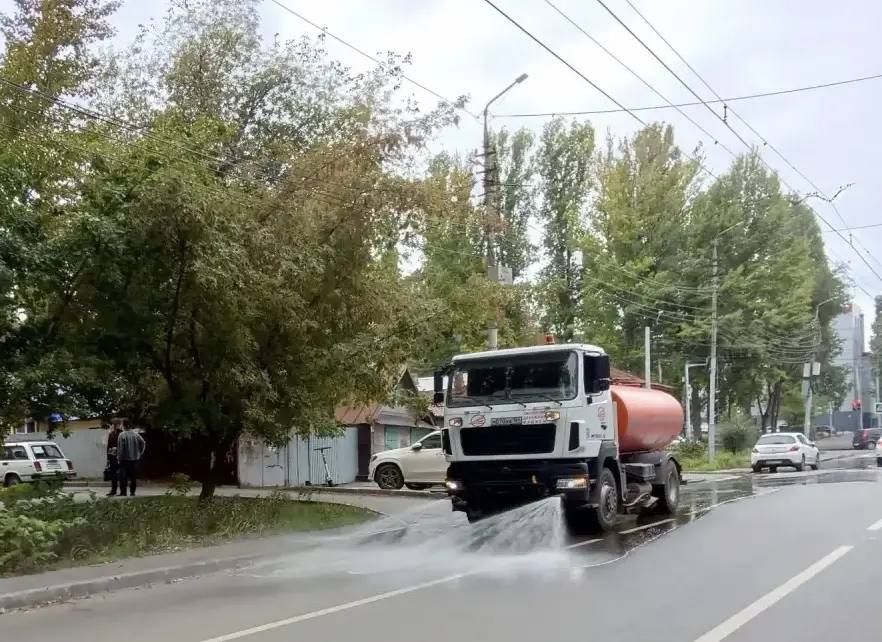 Уборка города. Коммунальные службы осуществляют уборку дорог и тротуаров, мойку и ремонт остановочных павильонов, уход за зелеными зонами, подбор мусора, а также ремонт дорожных знаков и ограждений Уборка города. Коммунальные службы осуществляют уборку дорог и тротуаров, мойку и ремонт остановочных павильонов, уход за зелеными зонами, подбор мусора, а также ремонт дорожных знаков и ограждений