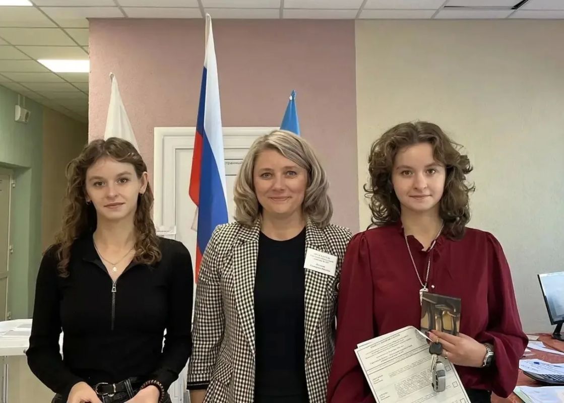 #ЕДГ2026. Первый голос — первый шаг во взрослую жизнь! Сегодня на избирательных участках Энгельсского района особенно много молодых лиц #ЕДГ2026. Первый голос — первый шаг во взрослую жизнь! Сегодня на избирательных участках Энгельсского района особенно много молодых лиц
