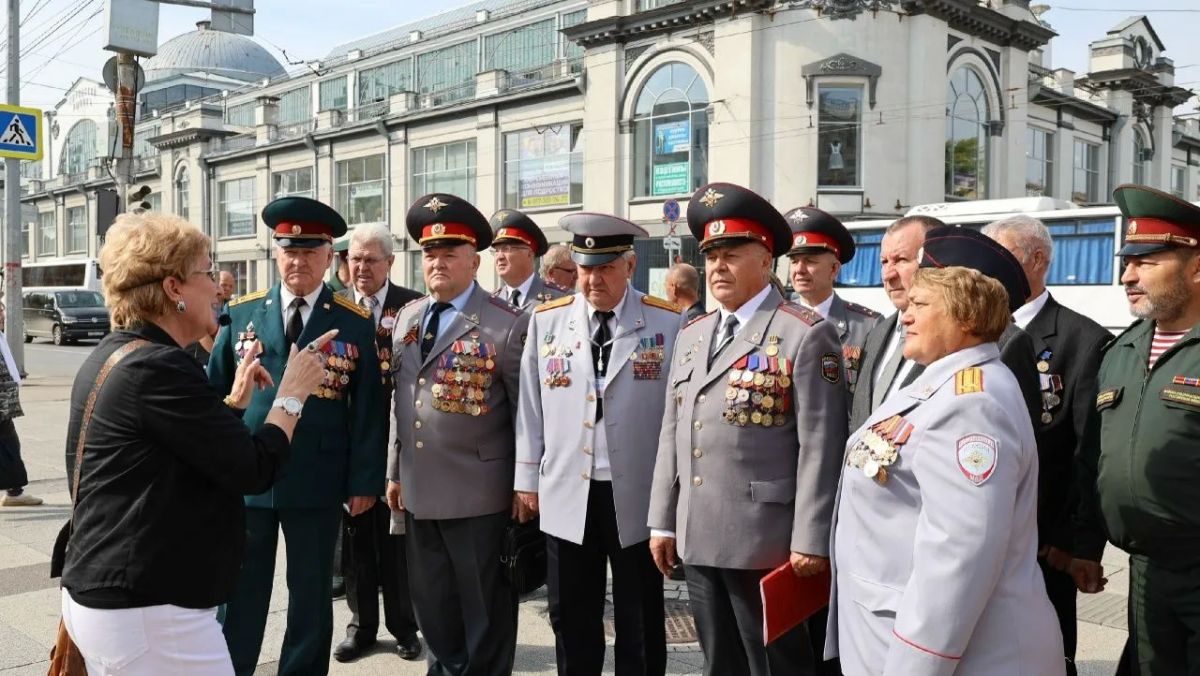 В Саратове встречали делегацию из 80 ветеранов ОВД Свердловской области В Саратове встречали делегацию из 80 ветеранов ОВД Свердловской области
