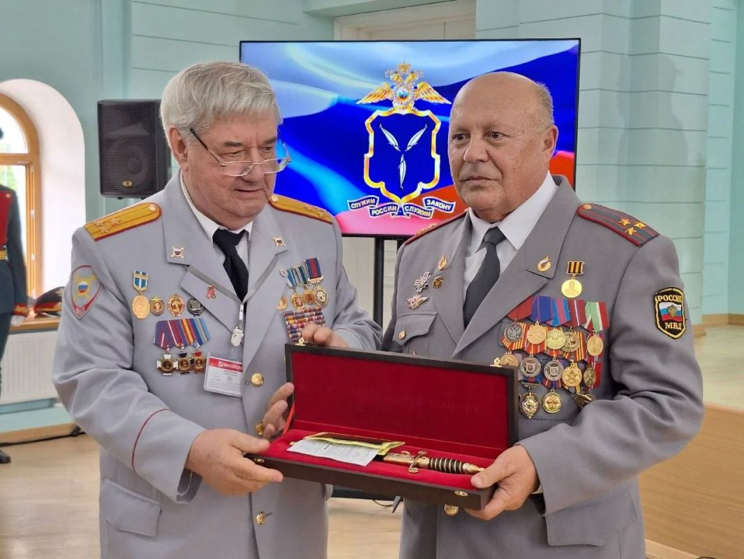 В Саратове встречали делегацию из 80 ветеранов ОВД Свердловской области В Саратове встречали делегацию из 80 ветеранов ОВД Свердловской области