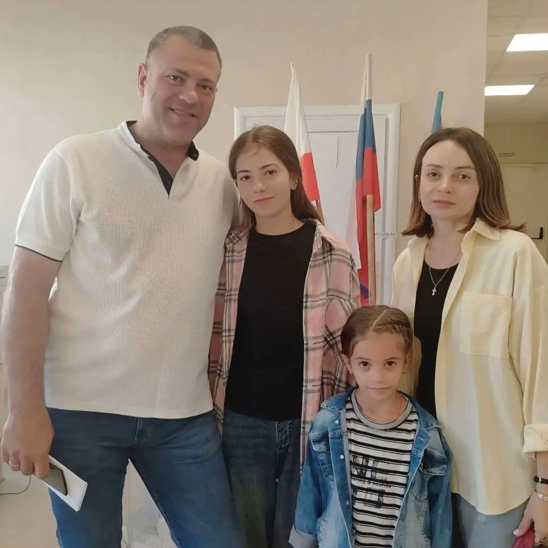 #ЕДГ2026. Голосуем всей семьёй — вместе решаем будущее! На избирательные участки Энгельсского района приходят целыми семьями #ЕДГ2026. Голосуем всей семьёй — вместе решаем будущее! На избирательные участки Энгельсского района приходят целыми семьями