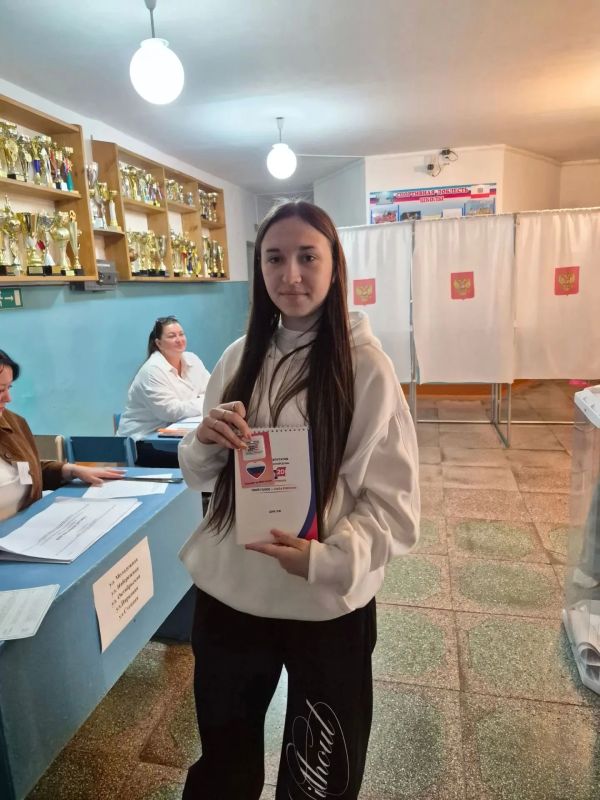 #ЕДГ2026 #РоссияГолосует. Их первый выбор: саратовцы, голосующие впервые, уже сделали свой шаг Среди тех, кто сегодня пришёл на участки, есть особенные избиратели – те, для кого эти выборы стали первыми в жизни #ЕДГ2026 #РоссияГолосует. Их первый выбор: саратовцы, голосующие впервые, уже сделали свой шаг Среди тех, кто сегодня пришёл на участки, есть особенные избиратели – те, для кого эти выборы стали первыми в жизни