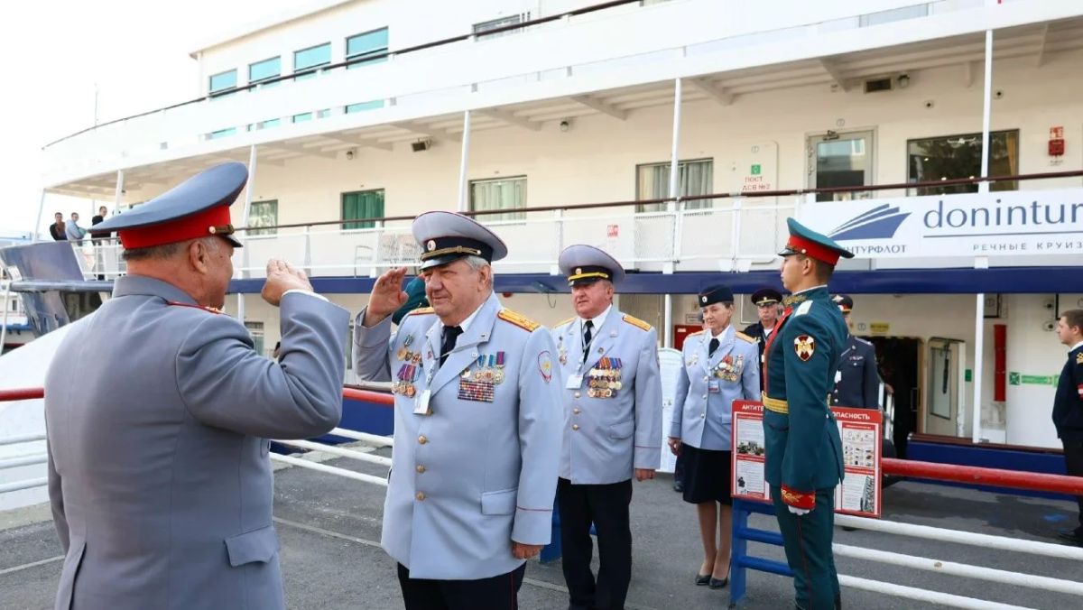 В Саратове встречали делегацию из 80 ветеранов ОВД Свердловской области В Саратове встречали делегацию из 80 ветеранов ОВД Свердловской области