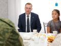 Губернатор вручил почетный знак бойцу из Энгельса