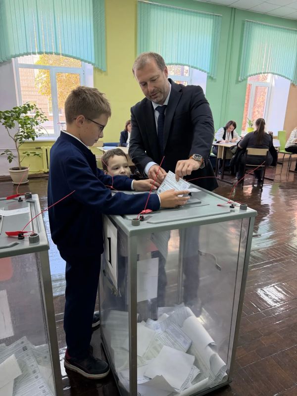 #ЕДГ2026 #РоссияГолосует. Член облизбиркома Ринат Каримов поделился с нами фотографиями, сделанными на избирательном участке Сегодня член избирательной комиссии Саратовской области с правом решающего голоса Ринат Каримов... #ЕДГ2026 #РоссияГолосует. Член облизбиркома Ринат Каримов поделился с нами фотографиями, сделанными на избирательном участке Сегодня член избирательной комиссии Саратовской области с правом решающего голоса Ринат Каримов...