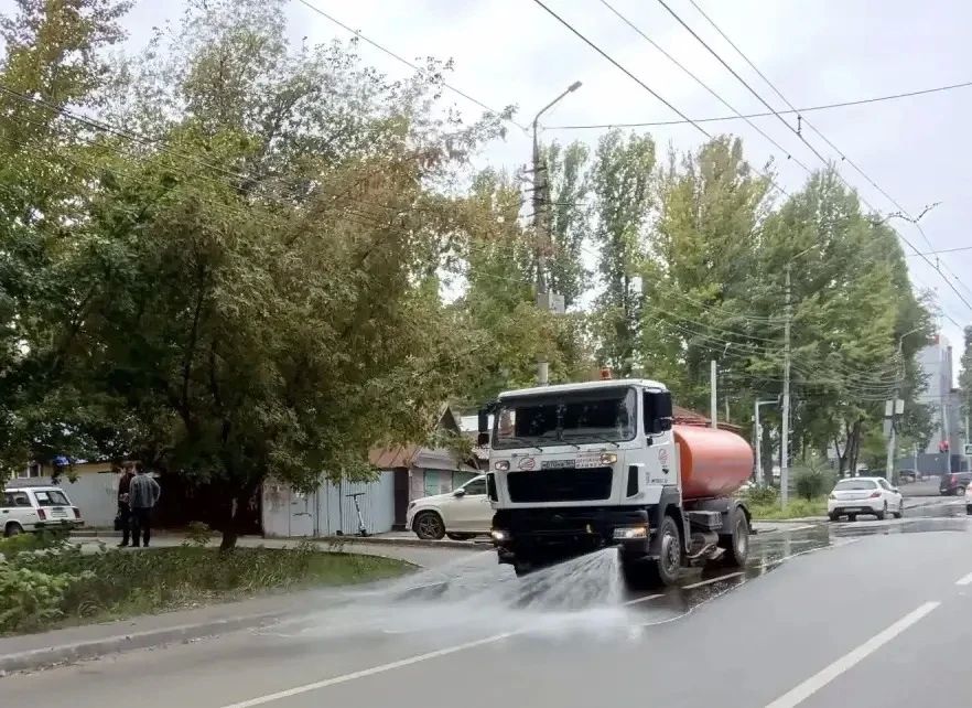 Уборка города. Коммунальные службы осуществляют уборку дорог и тротуаров, мойку и ремонт остановочных павильонов, уход за зелеными зонами, подбор мусора, а также ремонт дорожных знаков и ограждений Уборка города. Коммунальные службы осуществляют уборку дорог и тротуаров, мойку и ремонт остановочных павильонов, уход за зелеными зонами, подбор мусора, а также ремонт дорожных знаков и ограждений