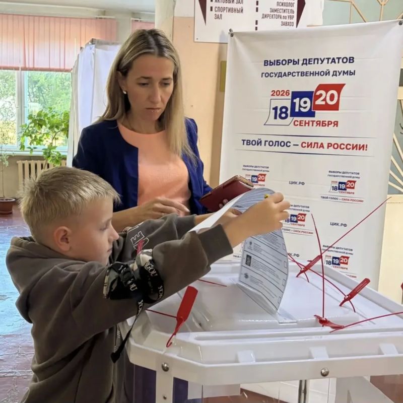 #ЕДГ2026. Голосуем всей семьёй — вместе решаем будущее! На избирательные участки Энгельсского района приходят целыми семьями #ЕДГ2026. Голосуем всей семьёй — вместе решаем будущее! На избирательные участки Энгельсского района приходят целыми семьями