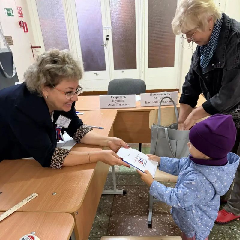 #ЕДГ2026. Голосуем всей семьёй — вместе решаем будущее! На избирательные участки Энгельсского района приходят целыми семьями #ЕДГ2026. Голосуем всей семьёй — вместе решаем будущее! На избирательные участки Энгельсского района приходят целыми семьями