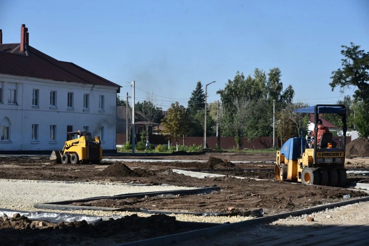 В Балаково у Дома для медиков продолжается строительство сквера В Балаково у Дома для медиков продолжается строительство сквера
