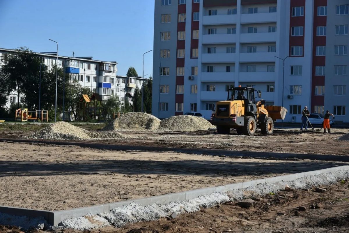 В Балаково у Дома для медиков продолжается строительство сквера В Балаково у Дома для медиков продолжается строительство сквера
