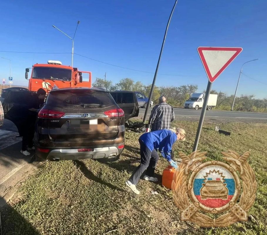 Спасатели деблокировали мужчину из покореженной в ДТП под Саратовом иномарки Спасатели деблокировали мужчину из покореженной в ДТП под Саратовом иномарки