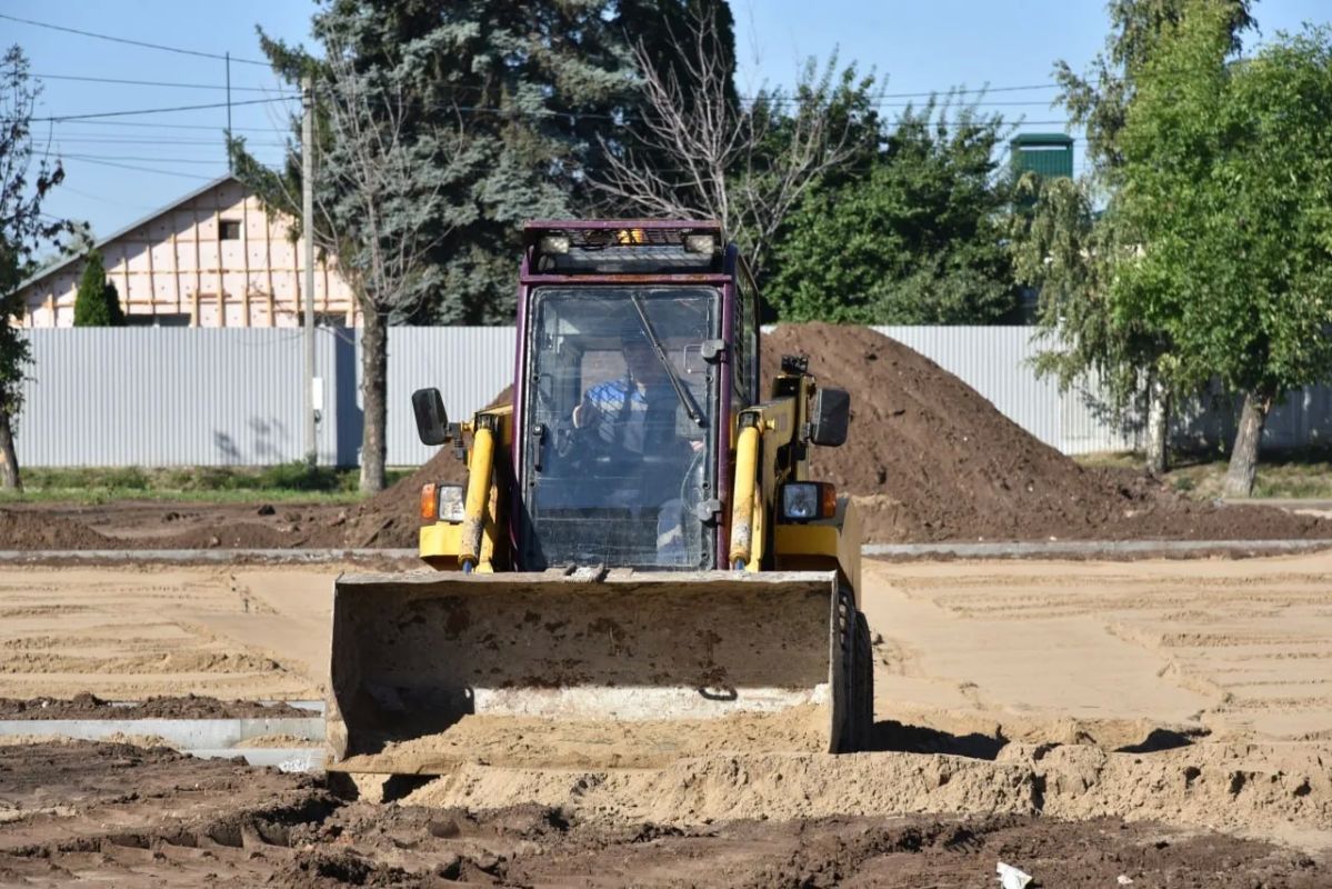 В Балаково у Дома для медиков продолжается строительство сквера В Балаково у Дома для медиков продолжается строительство сквера