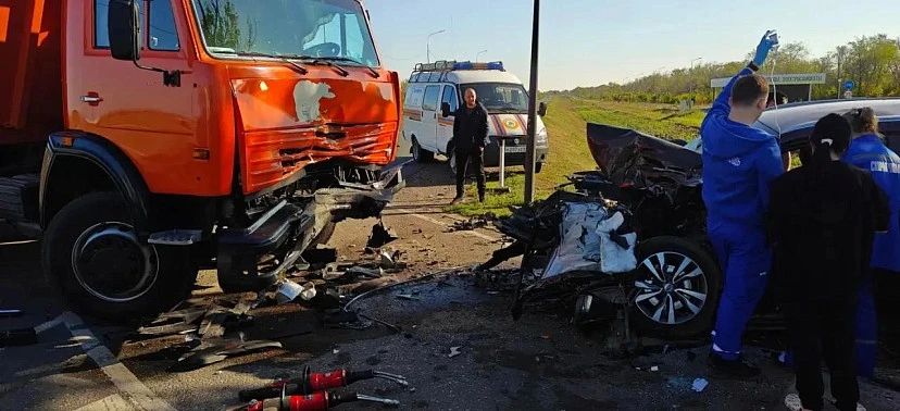 Спасатели деблокировали мужчину из покореженной в ДТП под Саратовом иномарки