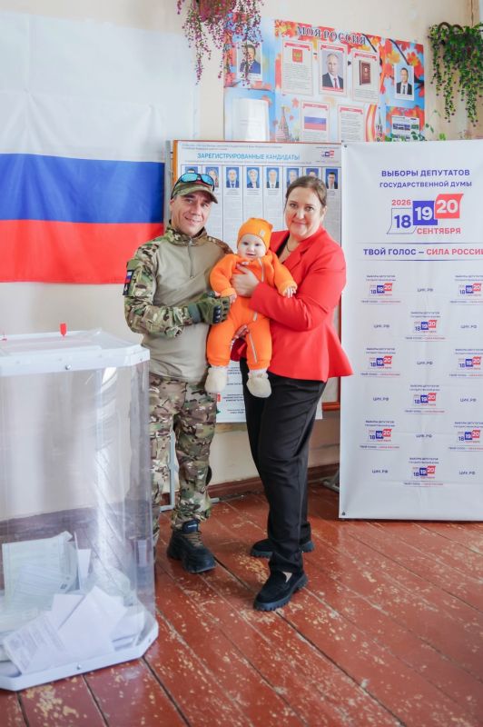 #ЕДГ2026 #РоссияГолосует. Даже с малышом на руках – на участок! Родители с совсем маленькими детьми находят возможность зайти и проголосовать, что очень ценно #ЕДГ2026 #РоссияГолосует. Даже с малышом на руках – на участок! Родители с совсем маленькими детьми находят возможность зайти и проголосовать, что очень ценно