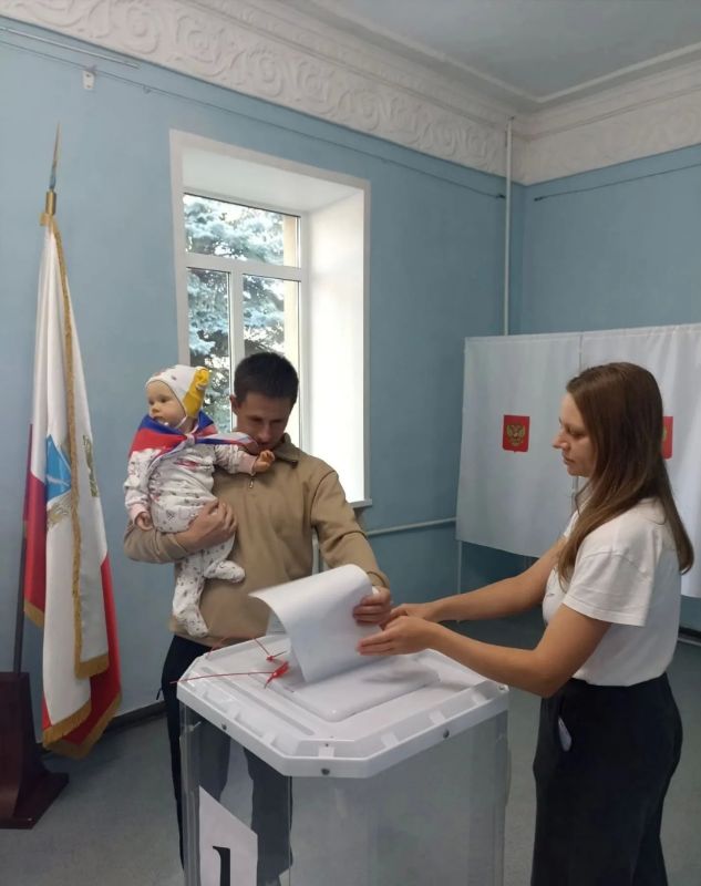#ЕДГ2026 #РоссияГолосует. Даже с малышом на руках – на участок! Родители с совсем маленькими детьми находят возможность зайти и проголосовать, что очень ценно #ЕДГ2026 #РоссияГолосует. Даже с малышом на руках – на участок! Родители с совсем маленькими детьми находят возможность зайти и проголосовать, что очень ценно