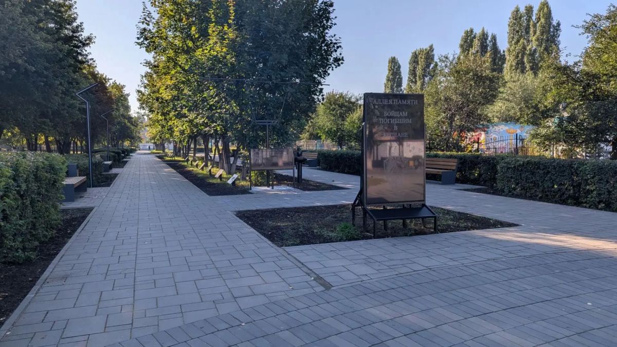 В сквере имени Вячеслава Малярова началось строительство основания под детскую площадку В сквере имени Вячеслава Малярова началось строительство основания под детскую площадку