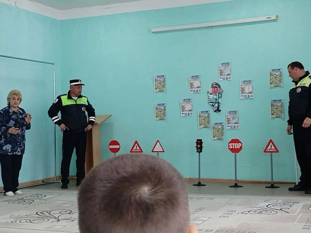 В Пугачеве полицейские для юных чапаевцев по инициативе общественников провели тематическое мероприятие «Правила дорожного движения» В Пугачеве полицейские для юных чапаевцев по инициативе общественников провели тематическое мероприятие «Правила дорожного движения»