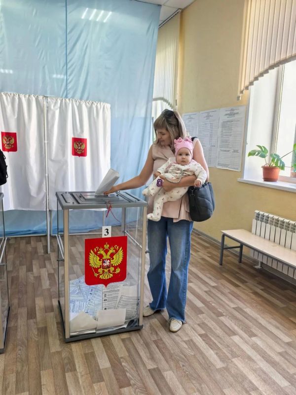 #ЕДГ2026 #РоссияГолосует. Даже с малышом на руках – на участок! Родители с совсем маленькими детьми находят возможность зайти и проголосовать, что очень ценно