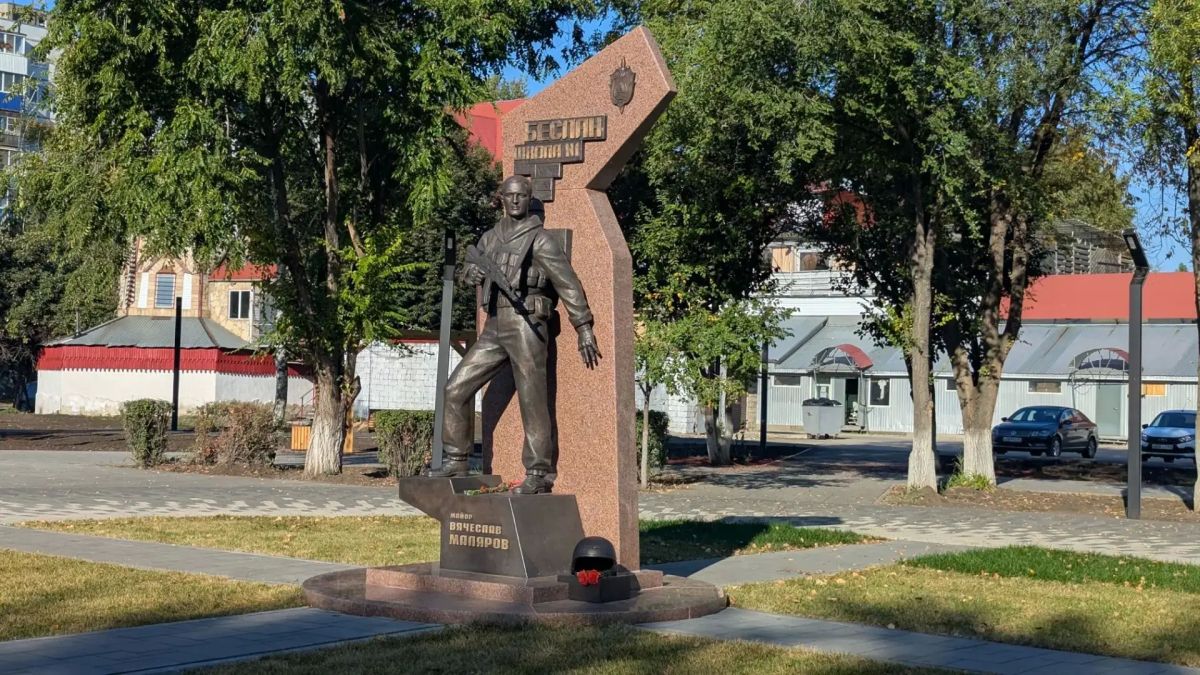 В сквере имени Вячеслава Малярова началось строительство основания под детскую площадку В сквере имени Вячеслава Малярова началось строительство основания под детскую площадку