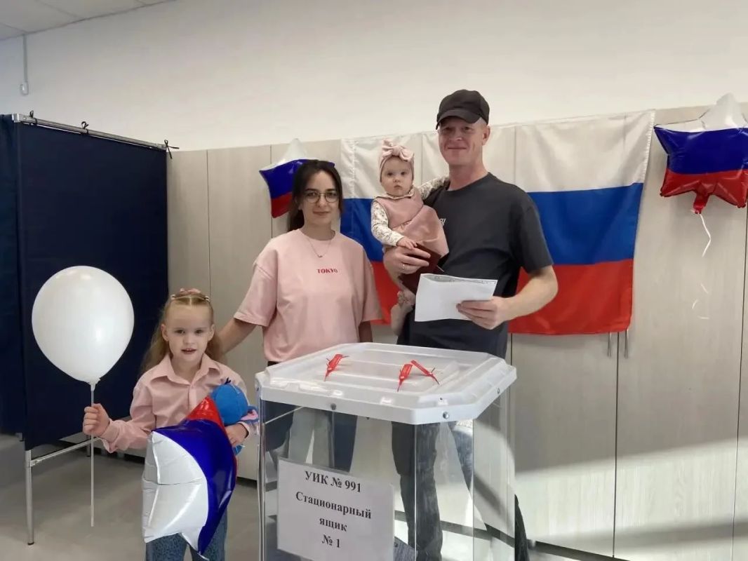 #ЕДГ2026 #РоссияГолосует. Даже с малышом на руках – на участок! Родители с совсем маленькими детьми находят возможность зайти и проголосовать, что очень ценно #ЕДГ2026 #РоссияГолосует. Даже с малышом на руках – на участок! Родители с совсем маленькими детьми находят возможность зайти и проголосовать, что очень ценно
