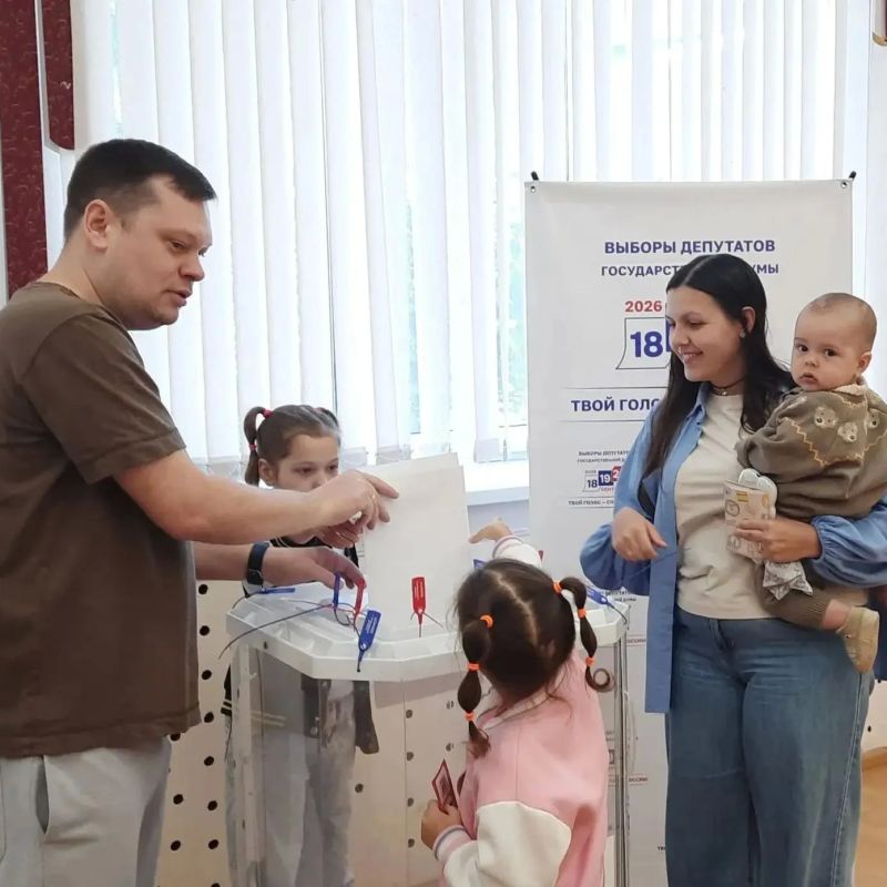 #ЕДГ2026 #РоссияГолосует. Даже с малышом на руках – на участок! Родители с совсем маленькими детьми находят возможность зайти и проголосовать, что очень ценно #ЕДГ2026 #РоссияГолосует. Даже с малышом на руках – на участок! Родители с совсем маленькими детьми находят возможность зайти и проголосовать, что очень ценно