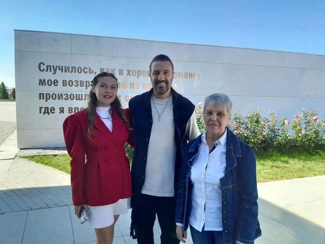 Съёмочную группу тревелшоу «Поедем, поедим!» угощали в Парке покорителей космоса Съёмочную группу тревелшоу «Поедем, поедим!» угощали в Парке покорителей космоса