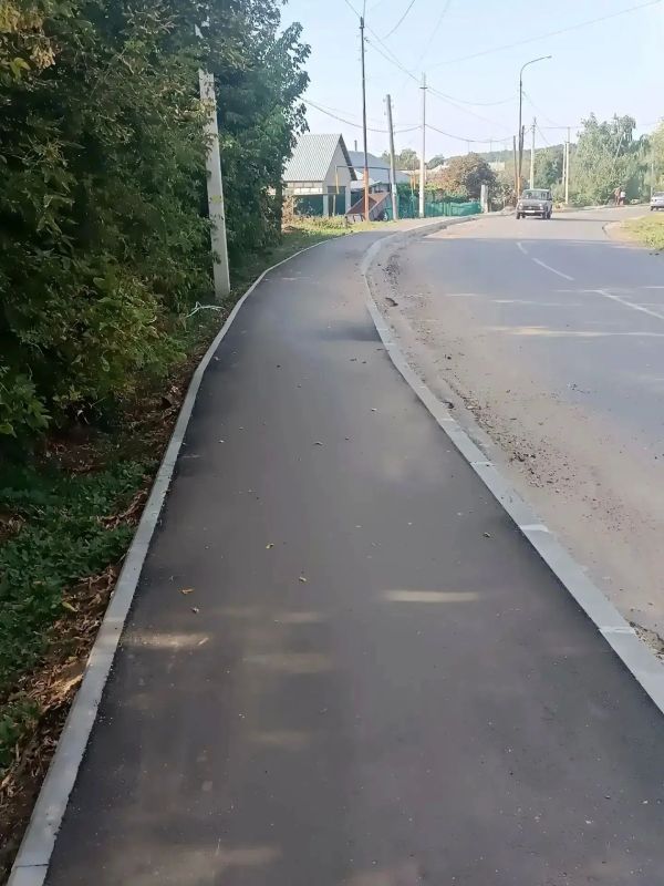 В Калининске построили тротуар вдоль оживленной трассы по просьбе жителей В Калининске построили тротуар вдоль оживленной трассы по просьбе жителей
