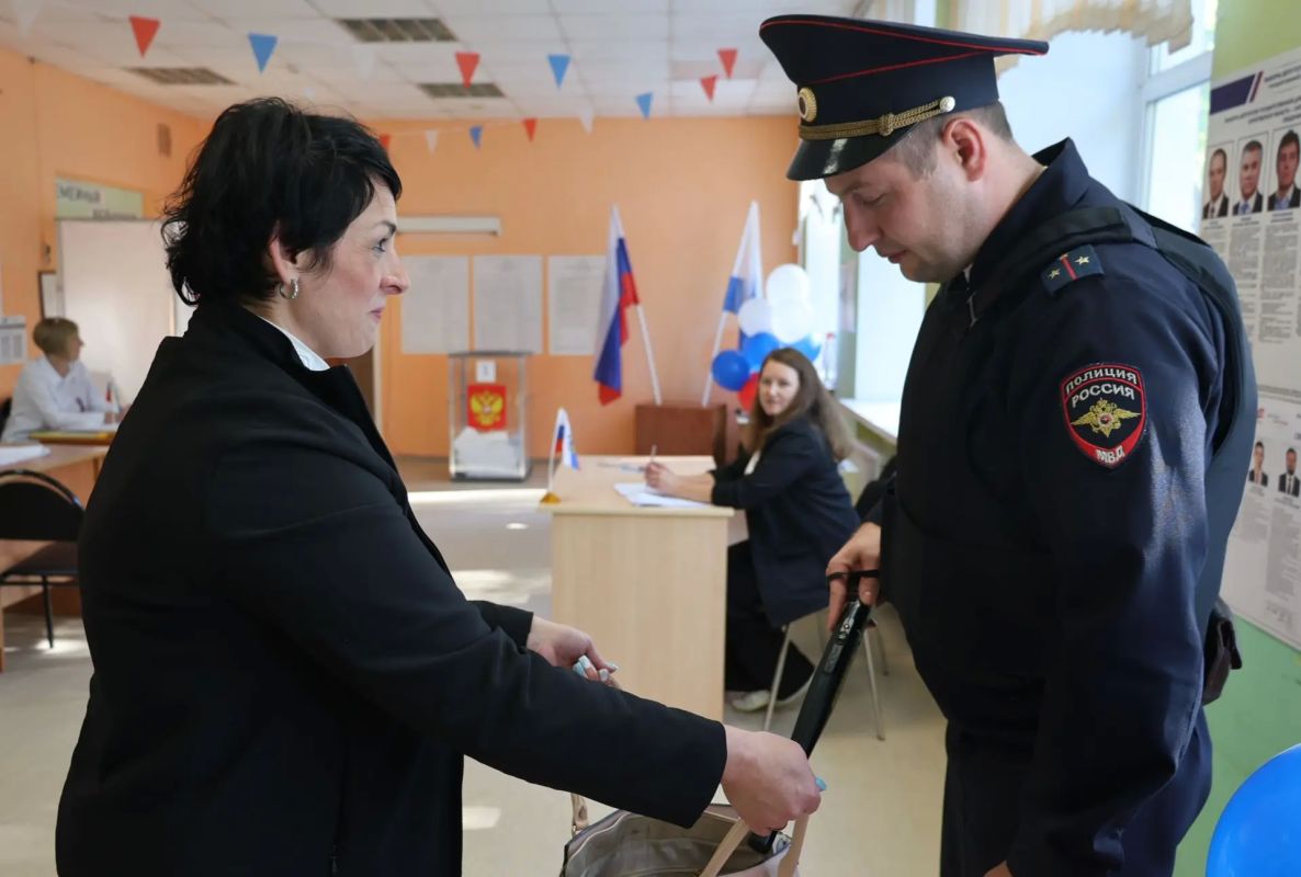 В Саратовской области сотрудники полиции обеспечили правопорядок и безопасность граждан на выборах депутатов Государственной Думы Федерального Собрания Российской Федерации В Саратовской области сотрудники полиции обеспечили правопорядок и безопасность граждан на выборах депутатов Государственной Думы Федерального Собрания Российской Федерации