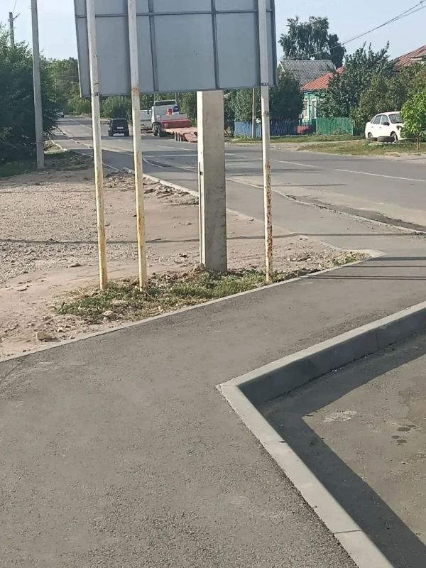 В Калининске построили тротуар вдоль оживленной трассы по просьбе жителей В Калининске построили тротуар вдоль оживленной трассы по просьбе жителей