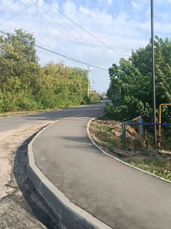 В Калининске построили тротуар вдоль оживленной трассы по просьбе жителей В Калининске построили тротуар вдоль оживленной трассы по просьбе жителей