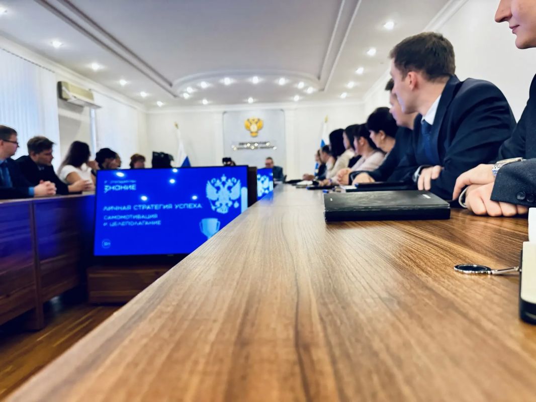 В прокуратуре области состоялась очередная встреча с лектором Российского общества «Знание» В прокуратуре области состоялась очередная встреча с лектором Российского общества «Знание»