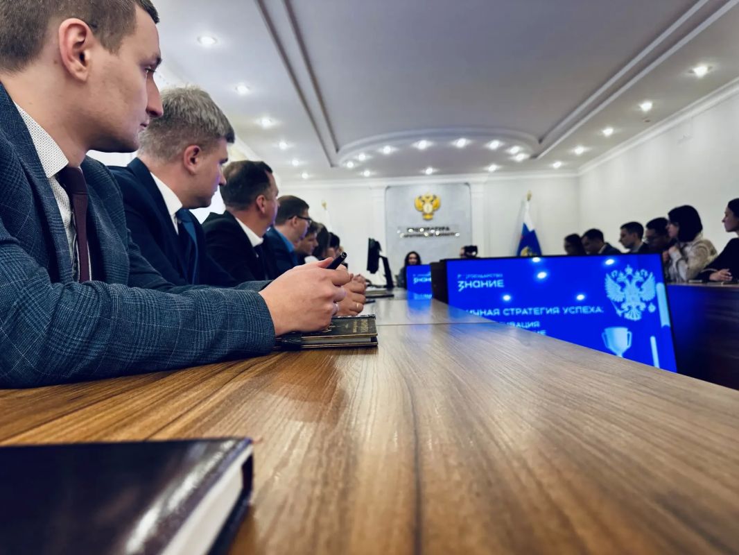 В прокуратуре области состоялась очередная встреча с лектором Российского общества «Знание» В прокуратуре области состоялась очередная встреча с лектором Российского общества «Знание»