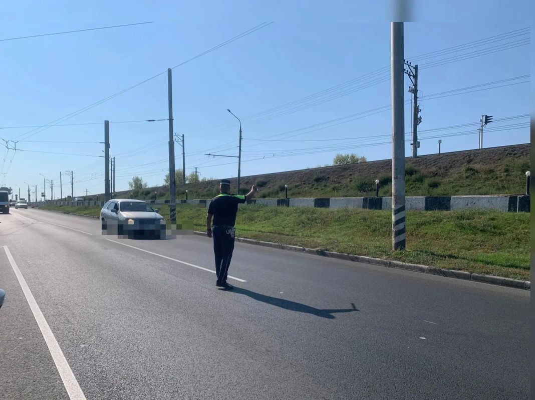 В Балаково сотрудники ГИБДД и служба судебных приставов провели рейд по выявлению водителей, уклоняющихся от уплаты штрафов и других обязательств В Балаково сотрудники ГИБДД и служба судебных приставов провели рейд по выявлению водителей, уклоняющихся от уплаты штрафов и других обязательств