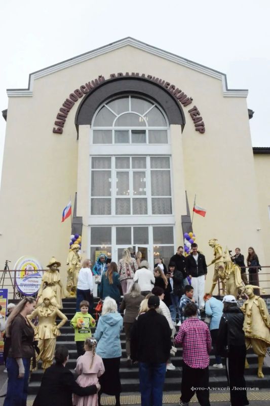 В Балашов с аншлагами проходят спектакли юбилейного «Театрального Прихопёрья» В Балашов с аншлагами проходят спектакли юбилейного «Театрального Прихопёрья»