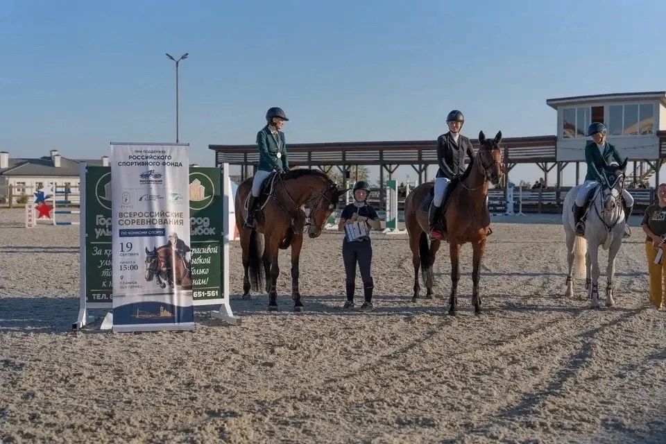 Саратовские спортсмены отличились на Всероссийских соревнованиях по конному спорту Саратовские спортсмены отличились на Всероссийских соревнованиях по конному спорту